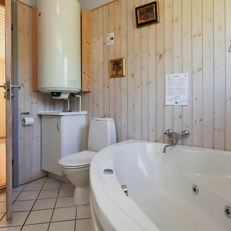 Three-bedroom Holiday In Oksbol 4